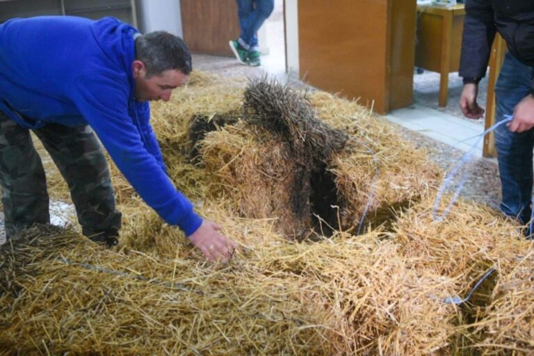 Παραμένουν στα μπλόκα οι Θεσσαλοί αγρότες – Απέκλεισαν το τελωνείο Λάρισας με τρακτέρ και άχυρο (βίντεο)