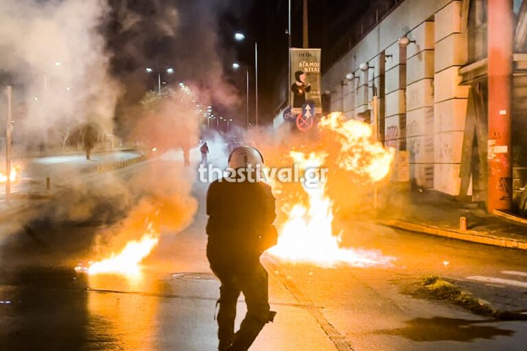 Πεδίο μάχης πέριξ του ΑΠΘ – Κουκουλοφόροι έκαψαν οχήματα (βίντεο)