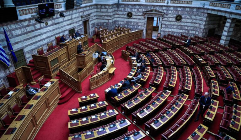 Κατατέθηκε στη Βουλή το νομοσχέδιο για τα ομόφυλα ζευγάρια – Πότε ψηφίζεται