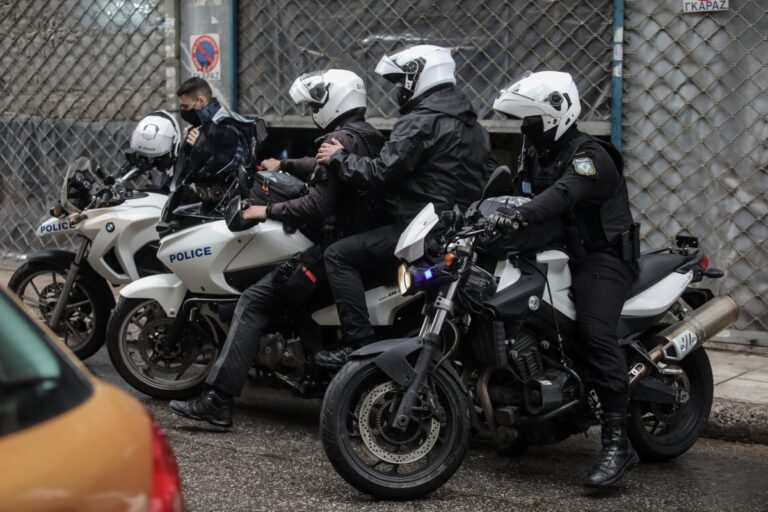 Σαλαμίνα: Η ομάδα ΔΙ.ΑΣ. συνέλαβε δύο Αλβανούς – Τι βρέθηκε πάνω τους