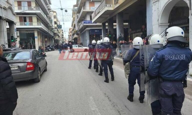 Πάτρα: Ένταση στο πανεκπαιδευτικό συλλαλητήριο με πέτρες, φωτοβολίδες και κυνηγητό με τα ΜΑΤ (βίντεο)