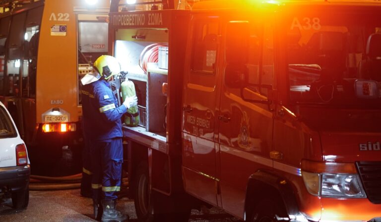 Ασπρόπυργος: Φωτιά σε κοντέινερ με μηχανήματα και λάστιχα – Πάνω από 10 πυροσβέστες στο σημείο