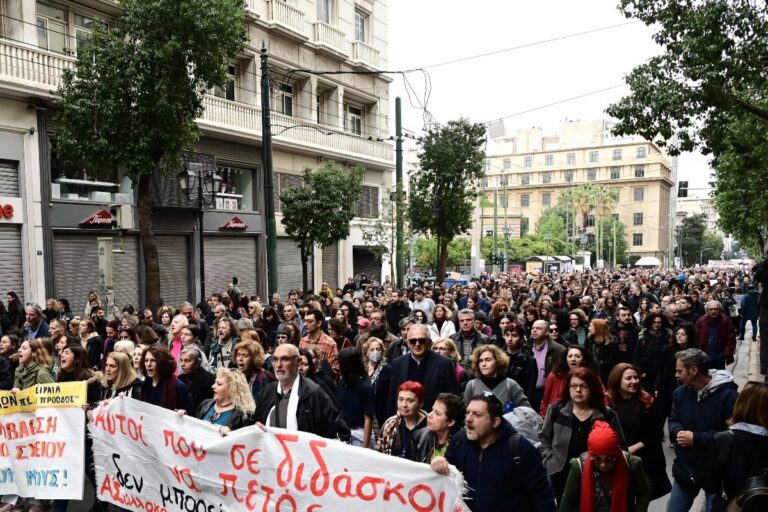 Απεργία: Απροσπέλαστο το κέντρο της Αθήνας λόγω των συγκεντρώσεων για τα Τέμπη – 20.000 κόσμος στην πορεία (εικόνες)