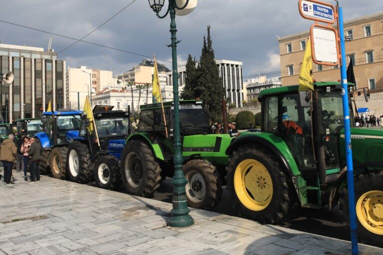 Αγρότες: Έφτασαν στο Σύνταγμα τα πρώτα τρακτέρ  – Σε ισχύ οι κυκλοφοριακές ρυθμίσεις (βίντεο)