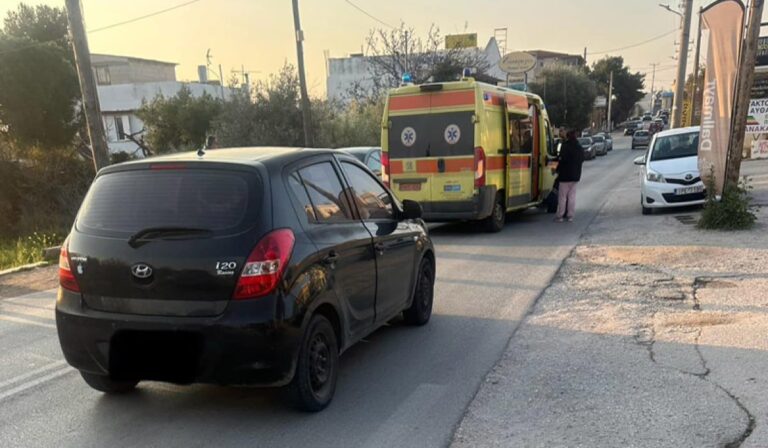 Τροχαίο στην Αρτέμιδα: Αυτοκίνητο παρέσυρε 15χρονη που έτρεχε να προλάβει το λεωφορείο