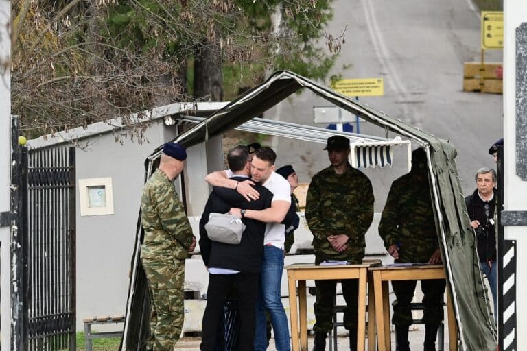 Στέφανος Κασσελάκης πρώτη μέρα στο στρατό: Σε θάλαμο 15 ατόμων και με ειδικό γραφείο στο στρατόπεδο της Θήβας (εικόνες και βίντεο)