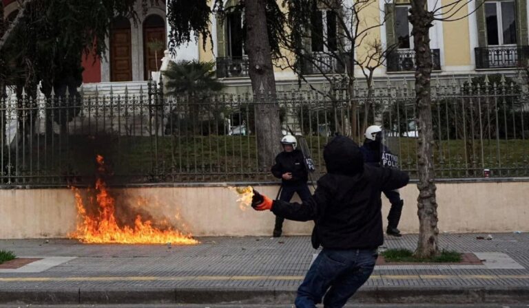 Ένωση Αξιωματικών Κεντρικής Μακεδονίας: «Αστυνομικοί στη Θεσσαλονίκη παραλίγο να καούν ζωντανοί!»