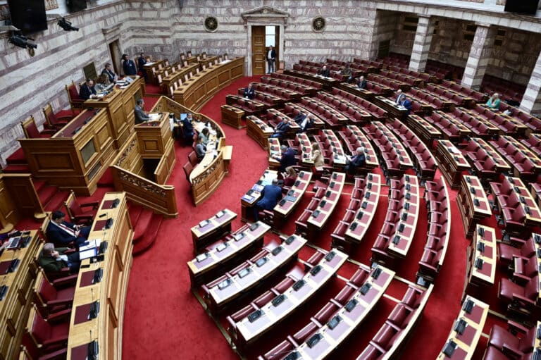 Πόλεμος ανακοινώσεων ΝΔ-ΣΥΡΙΖΑ για τις ευθύνες Σπίρτζη στα Τέμπη