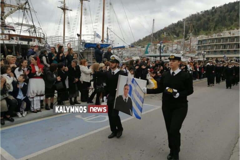 25η Μαρτίου: Με το πορτραίτο της 20χρονης δοκίμου που πέθανε ξαφνικά παρήλασαν δύο συμφοιτητές της στην Κάλυμνο