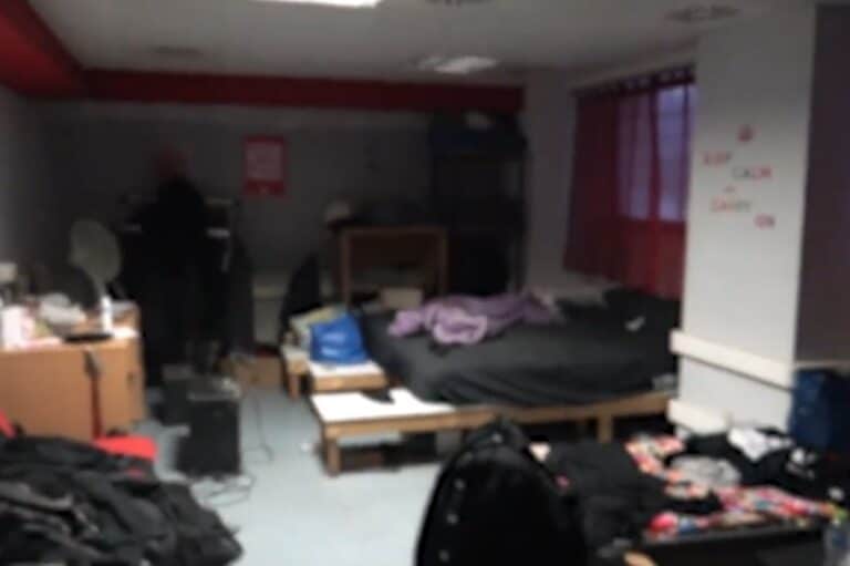 Βίντεο από την μεγάλη επιχείρηση της ΕΛ.ΑΣ. στην Πανεπιστημιούπολη – Ρόπαλα, μπουκάλια και κράνη βρέθηκαν στις εστίες!