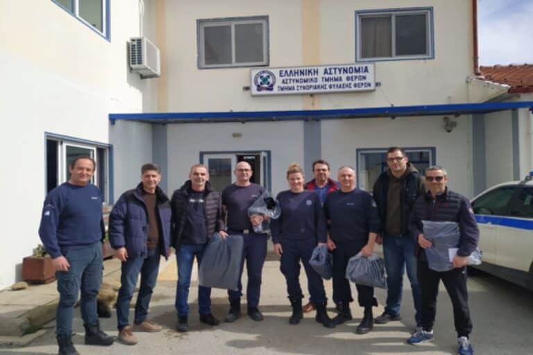 Η Ένωση Αστυνομικών Αλεξανδρούπολης παρέδωσε 60 στολές μάχης στο Τ.Σ.Φ. Φερών