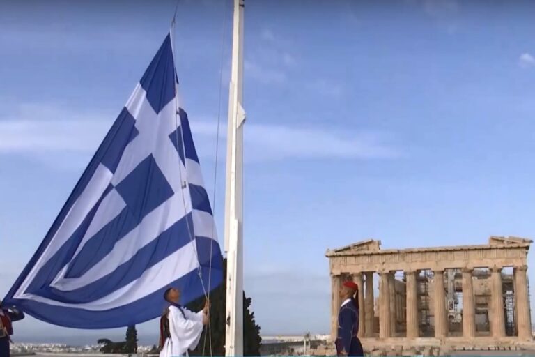 25η Μαρτίου: Έπαρση της σημαίας – Δέος στον Ιερό Βράχο της Ακρόπολης (βίντεο)