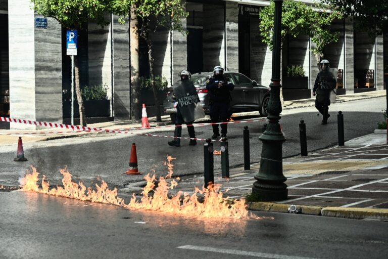 Επεισόδια στη Σταδίου στο πανεκπαιδευτικό συλλαλητήριο – Έπεσαν μολότοφ και χημικά