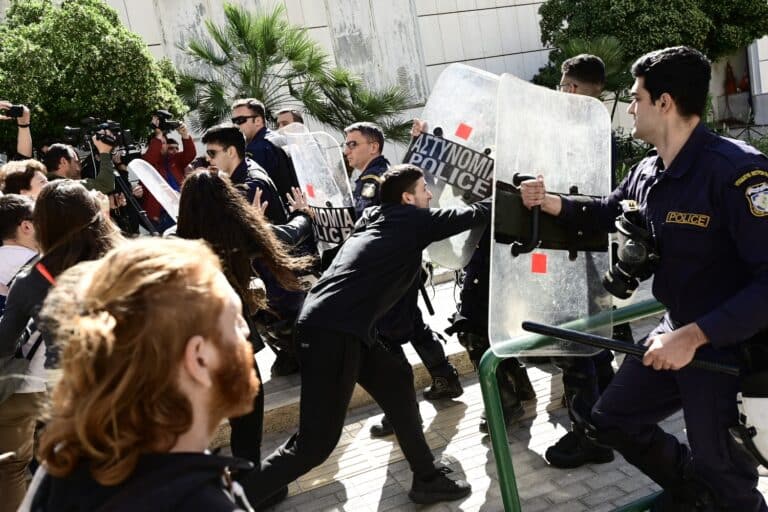 Βιασμός 12χρονης στα Σεπόλια: Επεισόδια κατά τη μεταγωγή του Μίχου και των άλλων κατηγορουμένων στο Εφετείο