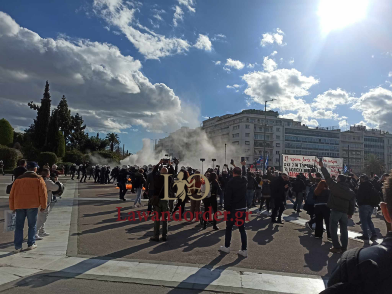 Επεισόδια στο Σύνταγμα κατά τη διάρκεια του πανεκπαιδευτικού συλλαλητηρίου – Οκτώ άτομα τραυματίστηκαν