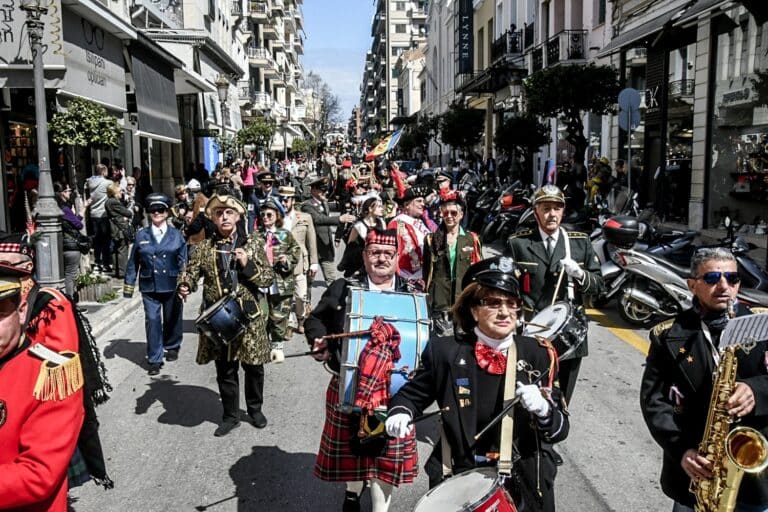 «Βούλιαξε» από κόσμο η Πάτρα λόγω καρναβαλιού – Συναγερμός στον ΕΟΔΥ για τη μηνιγγίτιδα