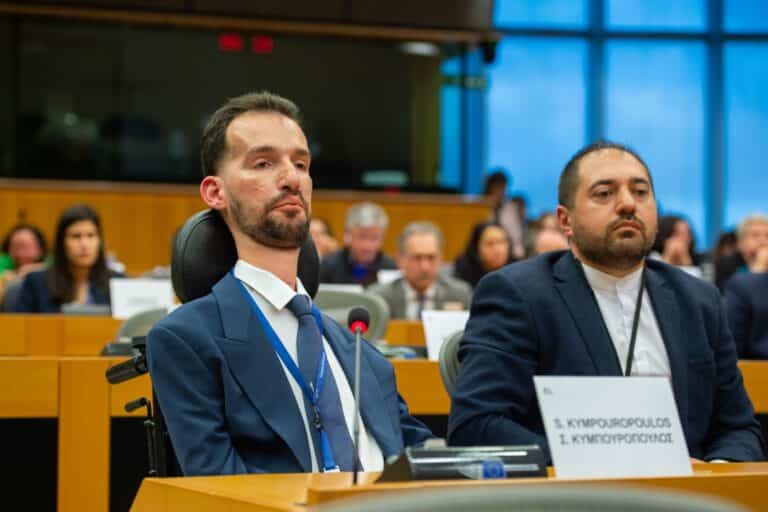 Κυμπουρόπουλος σε Καρυστιανού και Ασλανίδη: «Κανείς δε μπορεί να σας στερήσει το δικαίωμα αναζήτησης της αλήθειας»