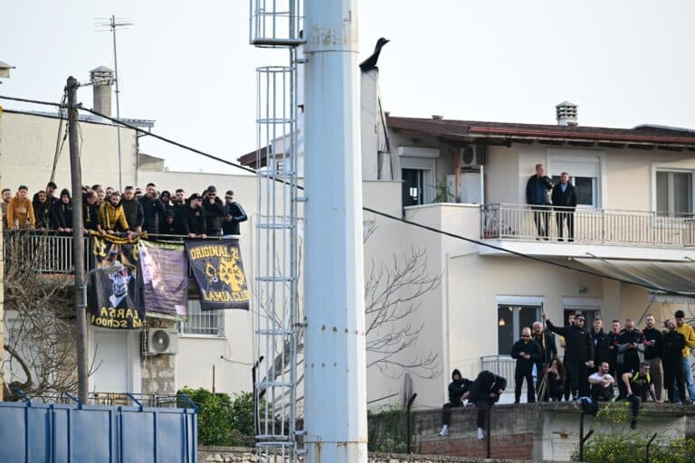 Για αυτό αθωώθηκαν οι 6 οπαδοί της ΑΕΚ για τα καπνογόνα σε ταράτσα στη Λαμία – Τι είπαν οι δικηγόροι τους (βίντεο)