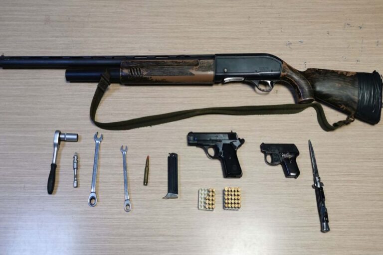 Συνελήφθη 38χρονος στη Θεσσαλονίκη με αδυναμία στις… μπαταρίες οχημάτων – Τα όπλα, οι 22 κλοπές και τα 1.200 λίτρα πετρέλαιο (εικόνες)