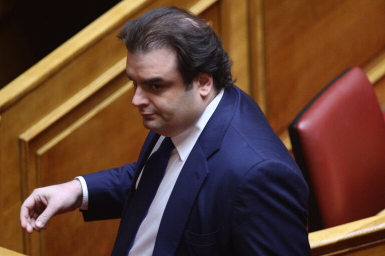 Πιερρακάκης: Άγνωστοι πέταξαν φυλλάδια στο σπίτι του – «Δεν φοβάμαι τίποτα, δεν εκβιάζομαι»