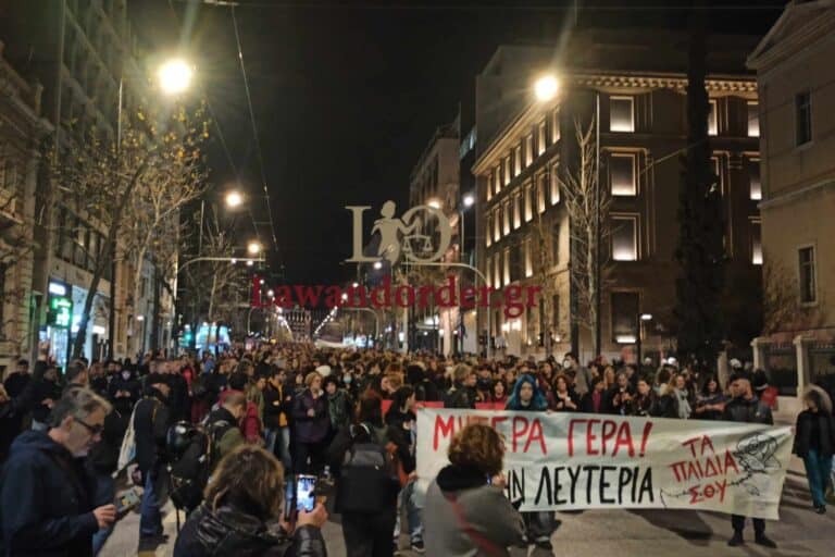 Πορεία στο κέντρο της Αθήνας για την 12χρονη από τον Κολωνό – Πάνω από 2.000 οι συγκεντρωμένοι (εικόνες)