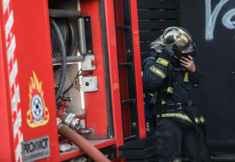 Πάτρα: Μεγάλη κινητοποίηση της Πυροσβεστικής για πυρκαγιά σε διαμέρισμα- Απομακρύνθηκαν ένοικοι