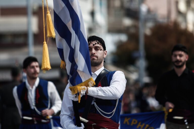 25η Μαρτίου: Ένταση στη μαθητική παρέλαση στα Τρίκαλα – Κατήγγειλε έλλειψη σεβασμού η οικογένεια Πλακιά για το έγκλημα στα Τέμπη (βίντεο)