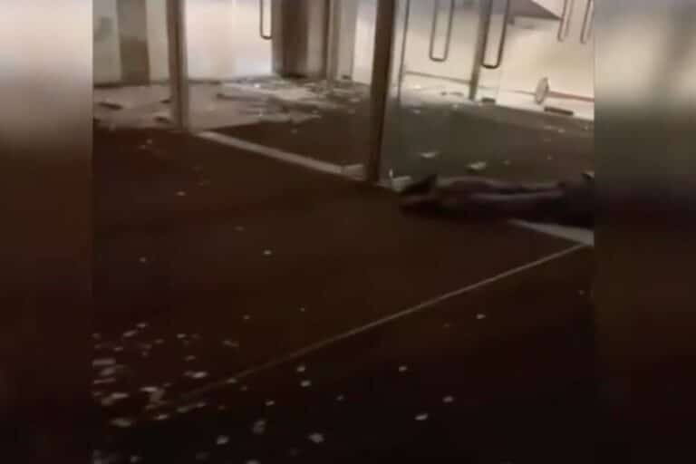 Βίντεο ντοκουμέντο από το μακελειό στη Μόσχα: Δεκάδες πτώματα στο εμπορικό κέντρο