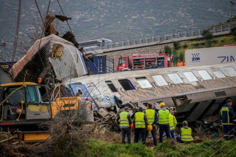 Τραγωδία στα Τέμπη: Ποινική δίωξη για ελλιπείς ελέγχους στη σύμβαση 717