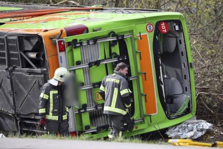 Τρομακτικό τροχαίο στη Γερμανία: Λεωφορείο ανετράπη σε μεγάλο αυτοκινητόδρομο – Πέντε νεκροί και πολλοί τραυματίες