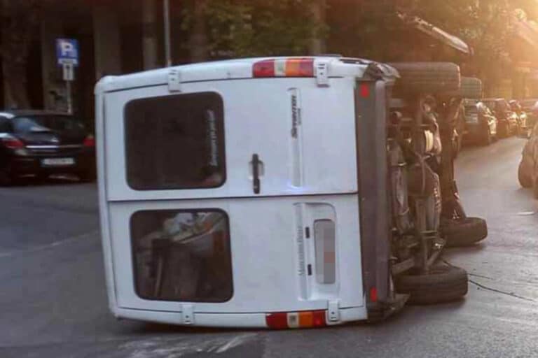 Τροχαίο στην Πατησίων: Αναποδογύρισε βαν έπειτα από σύγκρουση με ΙΧ