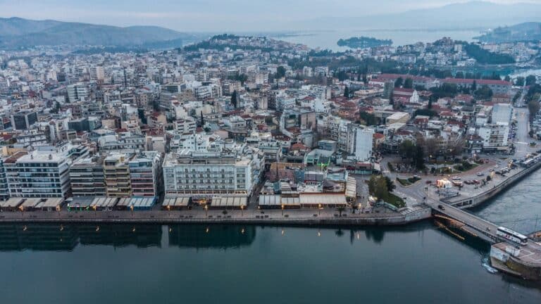 Μασκαράς λήστεψε με απειλή μαχαιριού φαρμακείο στη Χαλκίδα