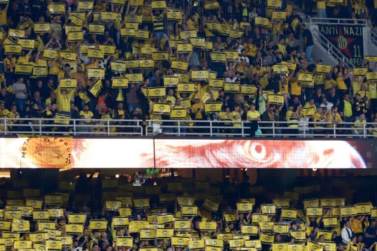 Super League: Ψηφιακά αλλά και… παραδοσιακά η ταυτοποίηση των φιλάθλων στα γήπεδα ως το τέλος της σεζόν