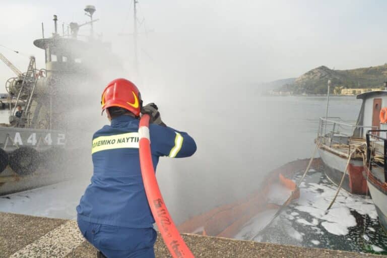 Άσκηση Μείζονος Ατυχήματος στο Ναύσταθμο Σαλαμίνας (εικόνες)