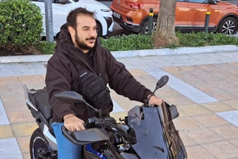 «Δεν μπορώ να το πιστέψω»: Συντετριμμένος ο πατέρας του 31χρονου αστυνομικού που σκοτώθηκε στον Πειραιά