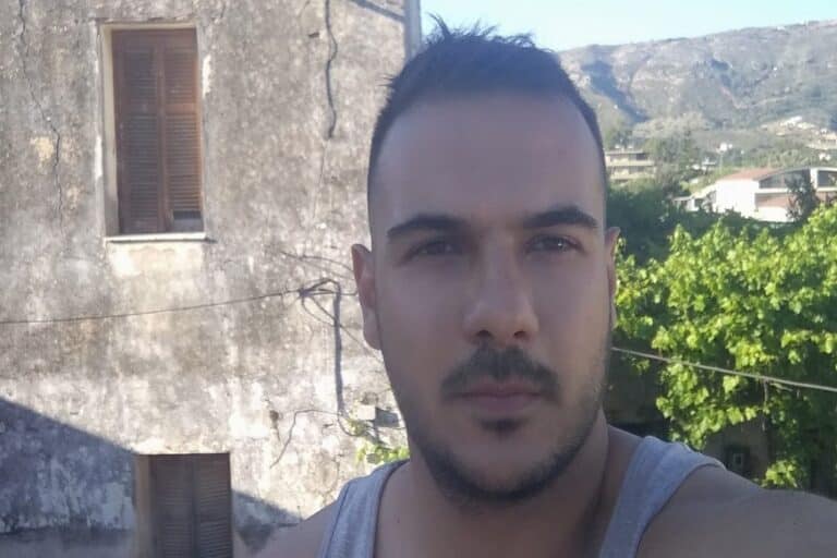 Πασαλιμάνι: Ραγίζουν καρδιές τα λόγια του πατέρα του αδικοχαμένου αστυνομικού – «Ήταν ένας άγγελος, το χαμόγελο του, η ψυχή του» (βίντεο)