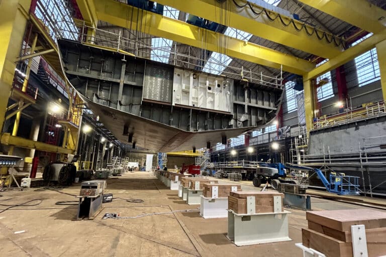 Τοποθετήθηκε η τρόπιδα στην τρίτη ελληνική φρεγάτα Belharra «Φορμίων» του ΠΝ – Η πορεία των εργασιών στις άλλες δυο