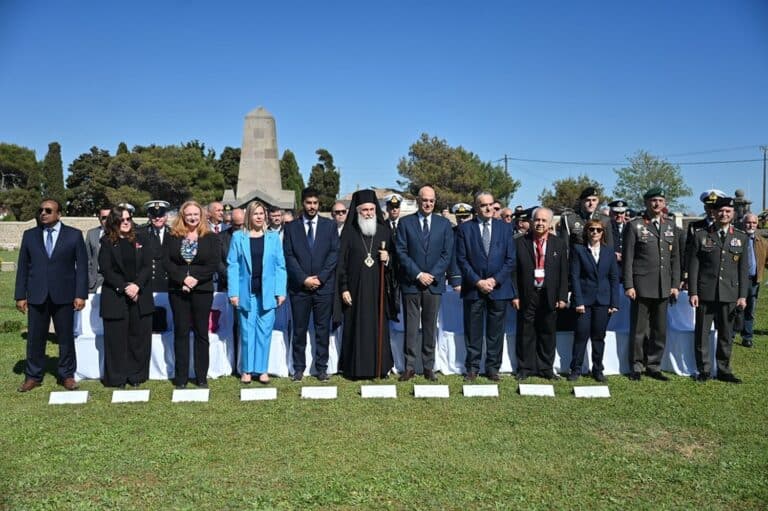 Ο Δένδιας παρέστη στις εκδηλώσεις για τους πεσόντες στην Εκστρατεία της Καλλίπολης, στη Λήμνο (εικόνες)