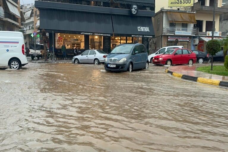 Κακοκαιρία: Πλημμύρισαν οι δρόμοι σε Καρδίτσα και Πήλιο – Έντονα φαινόμενα μέχρι το μεσημέρι, πού θα «χτυπήσει» τις επόμενες ώρες