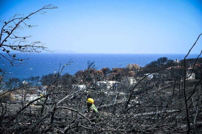 Δίκη για Μάτι: Συγκλόνισε η Βαρβάρα Βουκάκη που έχασε την οικογένειά της – «Η ιστορία αυτή είναι δολοφονία»