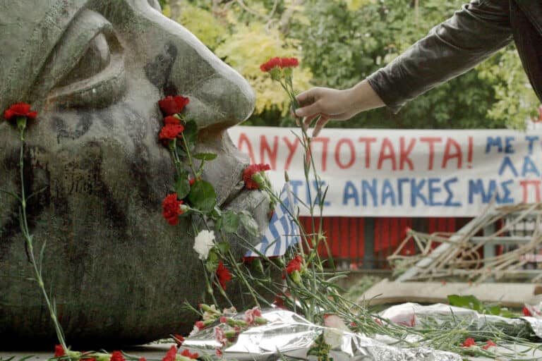 Η ιστορία της διάσημης κεφαλής του Πολυτεχνείου – Δεν έχει καμία σχέση με την εξέγερση των φοιτητών