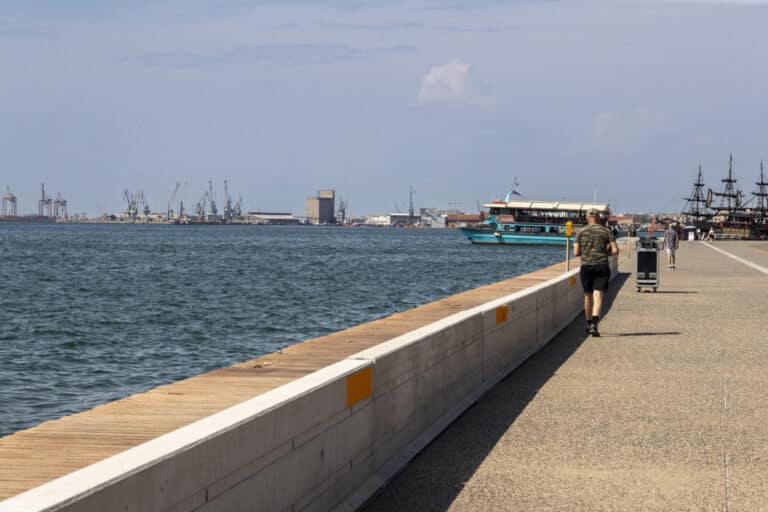 Θεσσαλονίκη: Άγνωστοι βανδάλισαν τις δημοτικές τουαλέτες στη Νέα Παραλία – Μήνυση υπέβαλε η δημοτική αρχή