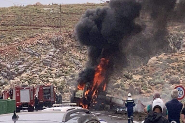 Φορτηγό τυλίχθηκε στις φλόγες μετά από τροχαίο στον ΒΟΑΚ – Γλίτωσε ο οδηγός