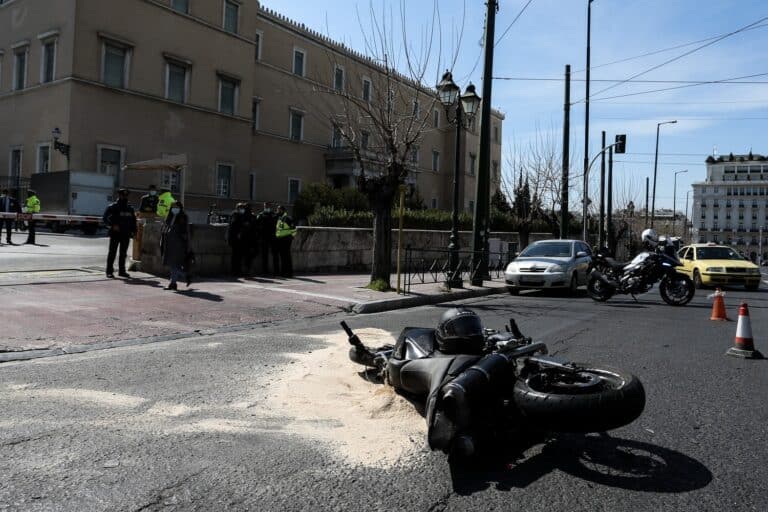 Ξεκίνησε η δίκη για το τροχαίο στη Βουλή που στοίχισε τη ζωή στον Ιάσονα – Στο εδώλιο ο οδηγός της Μπακογιάννη