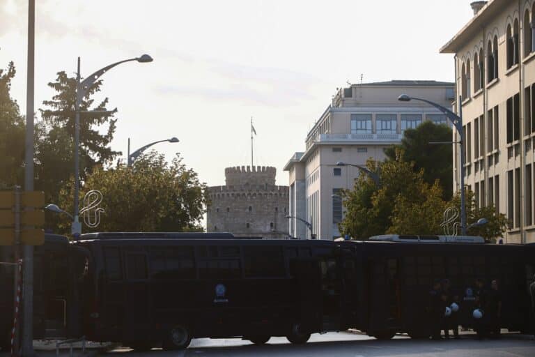 Δρακόντεια μέτρα της ΕΛΑΣ στη Θεσσαλονίκη: Τεταμένο το κλίμα μετά τη σύλληψη οπαδού του Άρη – Επιμένουν για πορεία οι οπαδοί του ΠΑΟΚ