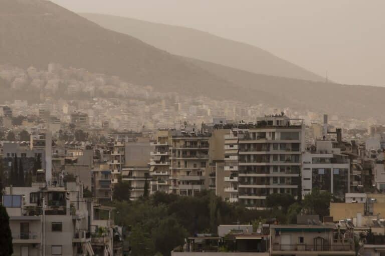 Αφρικανική σκόνη: Μουντός καιρός και υψηλές θερμοκρασίες – Η περιοχή που «ψήθηκε»