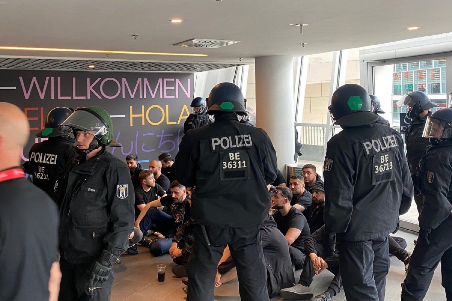Φιάσκο της Αστυνομίας στο Βερολίνο: 27λεπτη καθυστέρηση στο Παναθηναϊκός-Φενέρ, ξύλο έξω από το γήπεδο! (εικόνες & βίντεο)