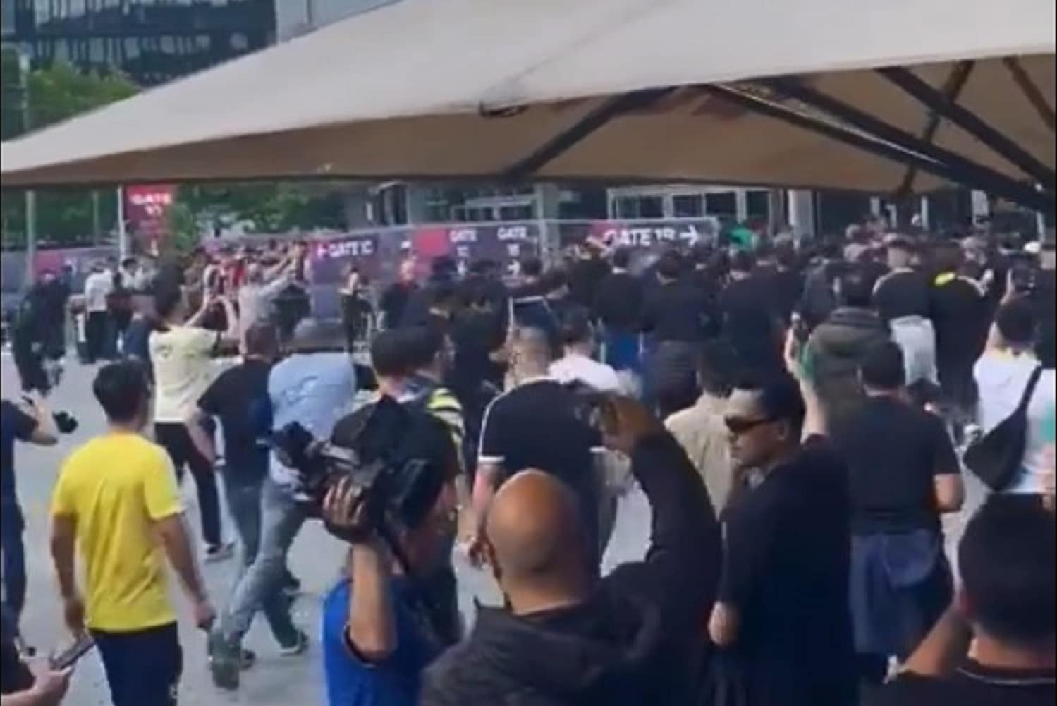 Φιάσκο της Αστυνομίας στο Βερολίνο: 27λεπτη καθυστέρηση στο Παναθηναϊκός-Φενέρ, ξύλο έξω από το γήπεδο! (εικόνες & βίντεο)