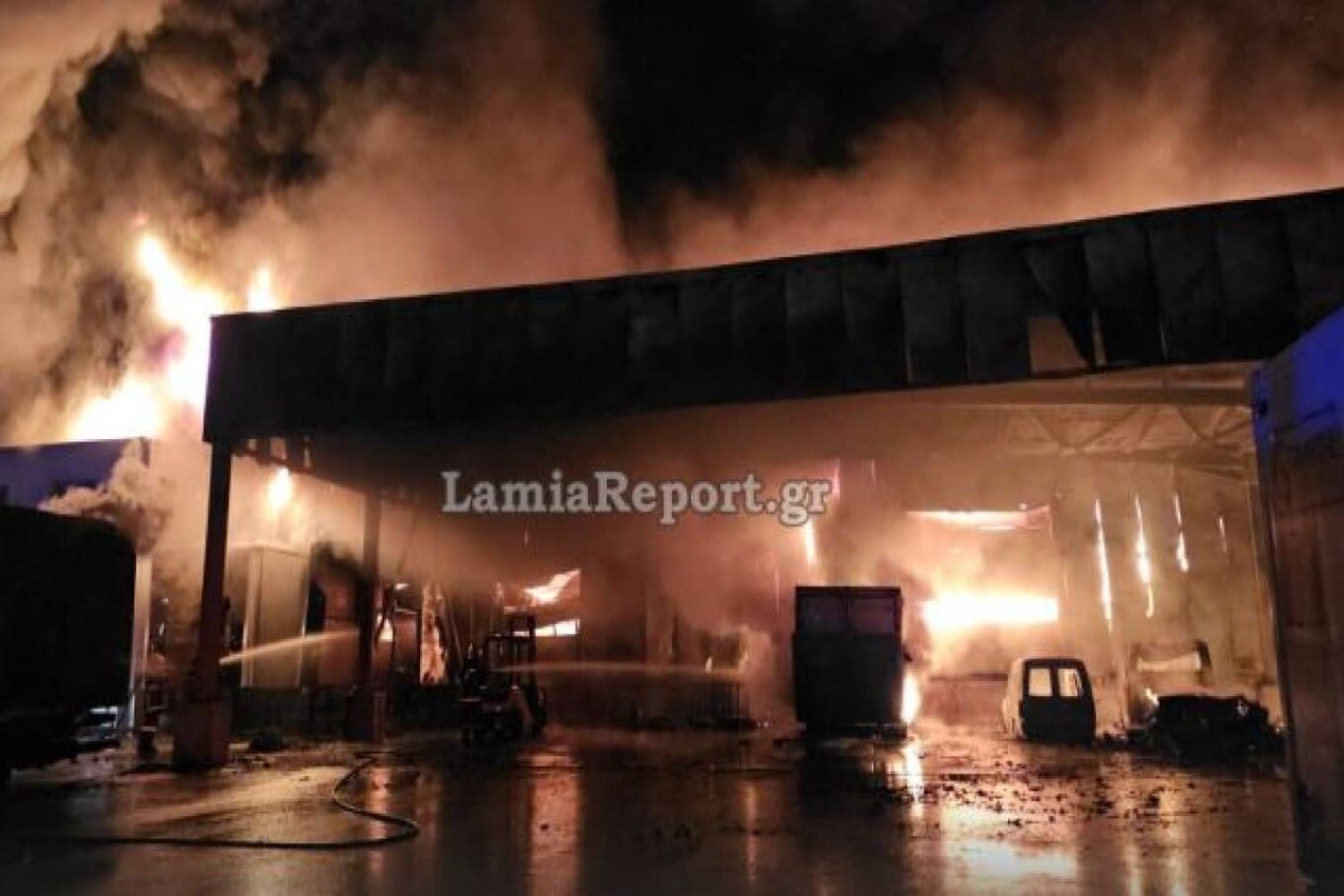 Φωτιά στο εργοστάσιο στη Λαμία: Ταυτοποιήθηκε ύποπτος - Μπήκαν σαν «κύριοι» πριν το ξέσπασμα της πυρκαγιάς