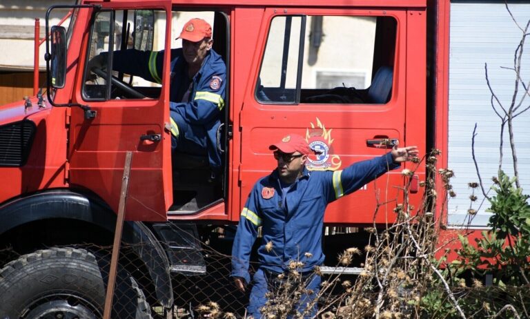 Συναγερμός στην Πάτρα: Φωτιά πίσω από την εκκλησία του Αγίου Φανουρίου – Μεγάλη κινητοποίηση